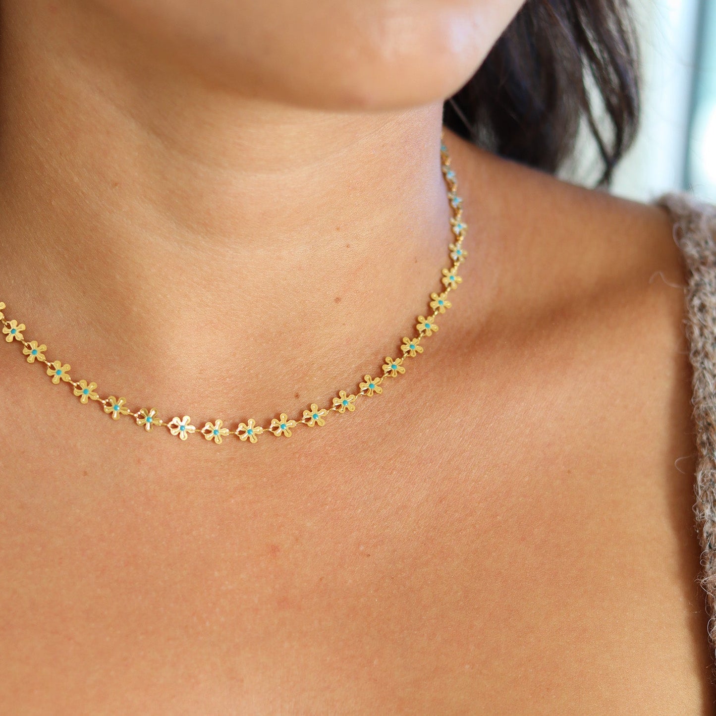 Goldene Blumenkette mit Türkis-Emaille – Eleganter Sommerschmuck für Damen