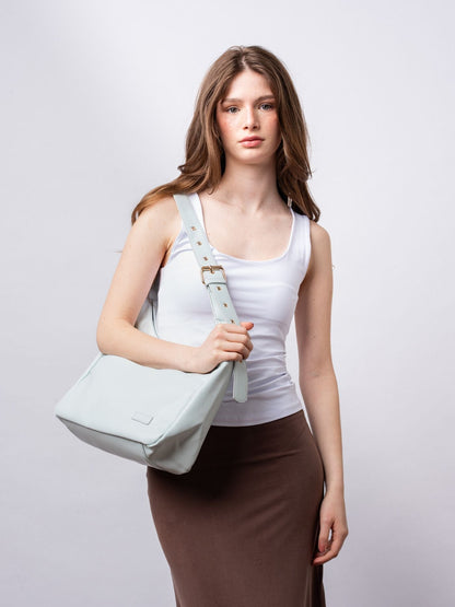 Schwarze Schultertasche Damen – Minimalistisches & geräumiges Design aus veganem Leder