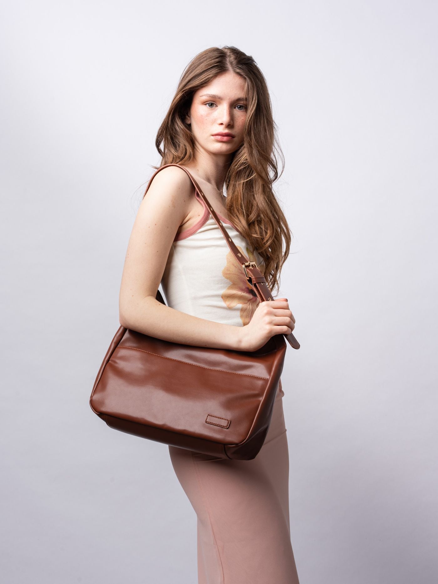 Schwarze Schultertasche Damen – Minimalistisches & geräumiges Design aus veganem Leder