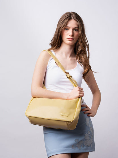 Schwarze Schultertasche Damen – Minimalistisches & geräumiges Design aus veganem Leder