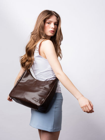 Schwarze Schultertasche Damen – Minimalistisches & geräumiges Design aus veganem Leder
