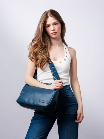 Schwarze Schultertasche Damen – Minimalistisches & geräumiges Design aus veganem Leder