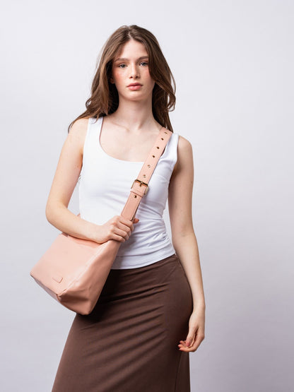 Schwarze Schultertasche Damen – Minimalistisches & geräumiges Design aus veganem Leder