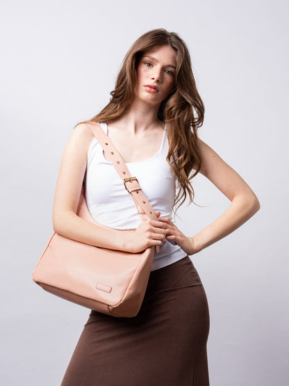 Schwarze Schultertasche Damen – Minimalistisches & geräumiges Design aus veganem Leder
