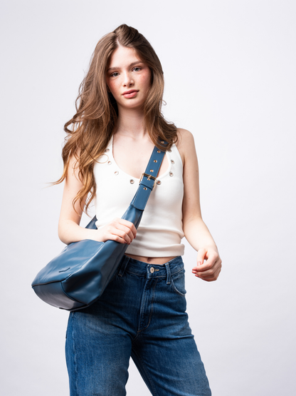 Schwarze Schultertasche Damen – Minimalistisches & geräumiges Design aus veganem Leder