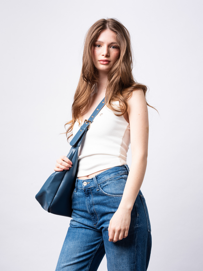 Schwarze Schultertasche Damen – Minimalistisches & geräumiges Design aus veganem Leder