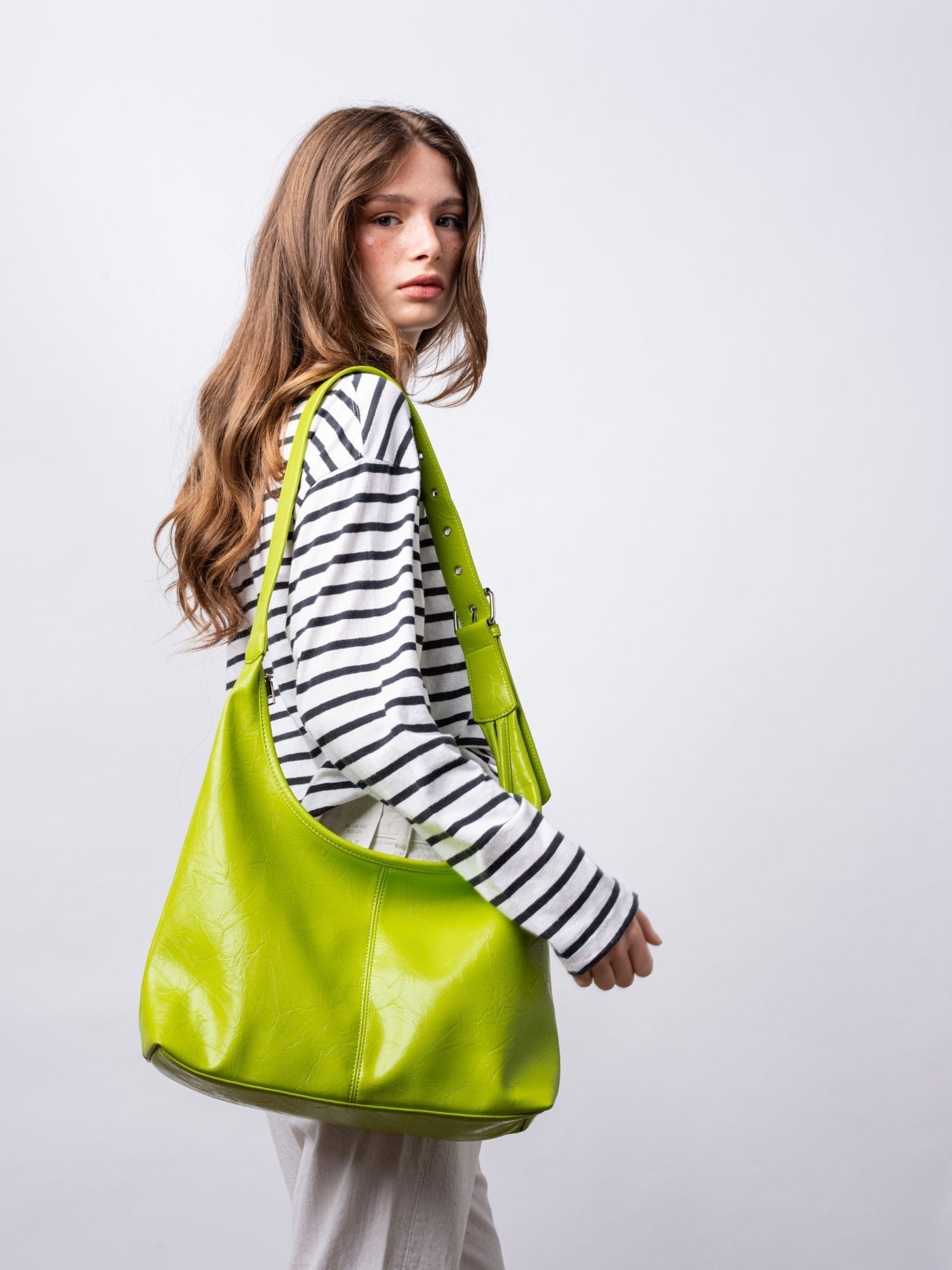 Schwarze Schultertasche Damen – Minimalistisches Design & viel Stauraum