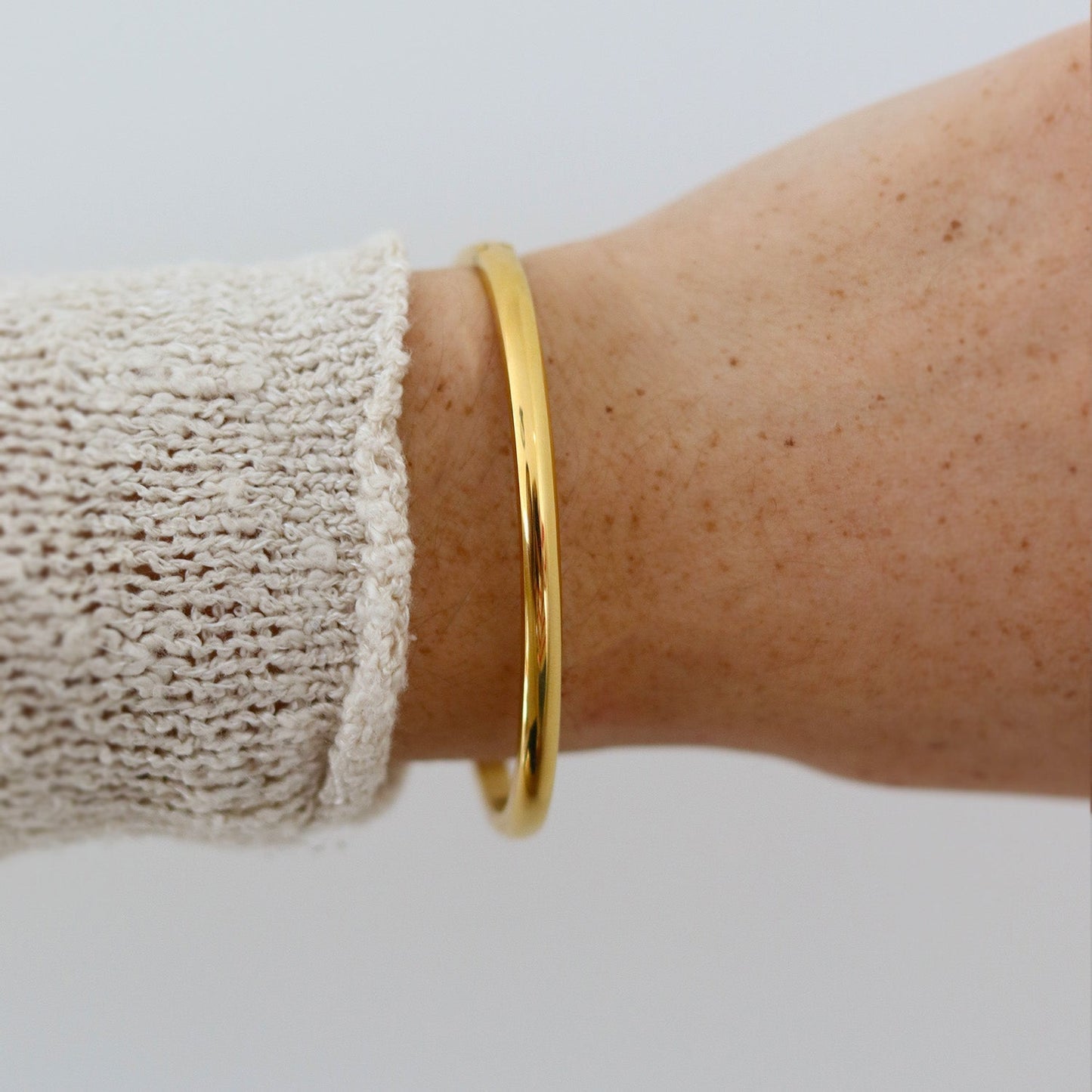 Goldfarbene Edelstahl Armspange – Hypoallergen & Wasserfest – Minimalistisches Design für Damen
