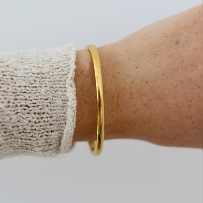Goldfarbene Edelstahl Armspange – Hypoallergen & Wasserfest – Minimalistisches Design für Damen