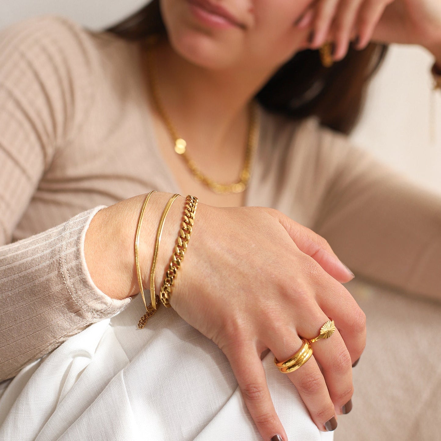 Goldfarbenes visgraatmuster Damenarmband – verstellbares Edelstahl-Armband, elegant & hypoallergen