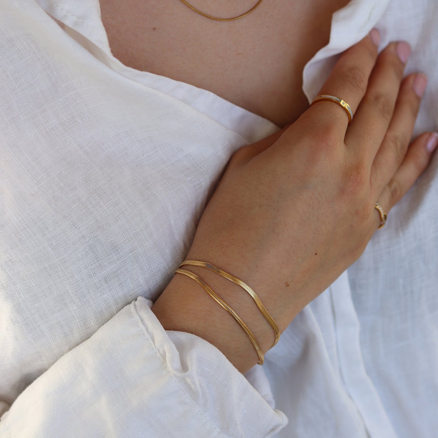 Goldfarbenes visgraatmuster Damenarmband – verstellbares Edelstahl-Armband, elegant & hypoallergen