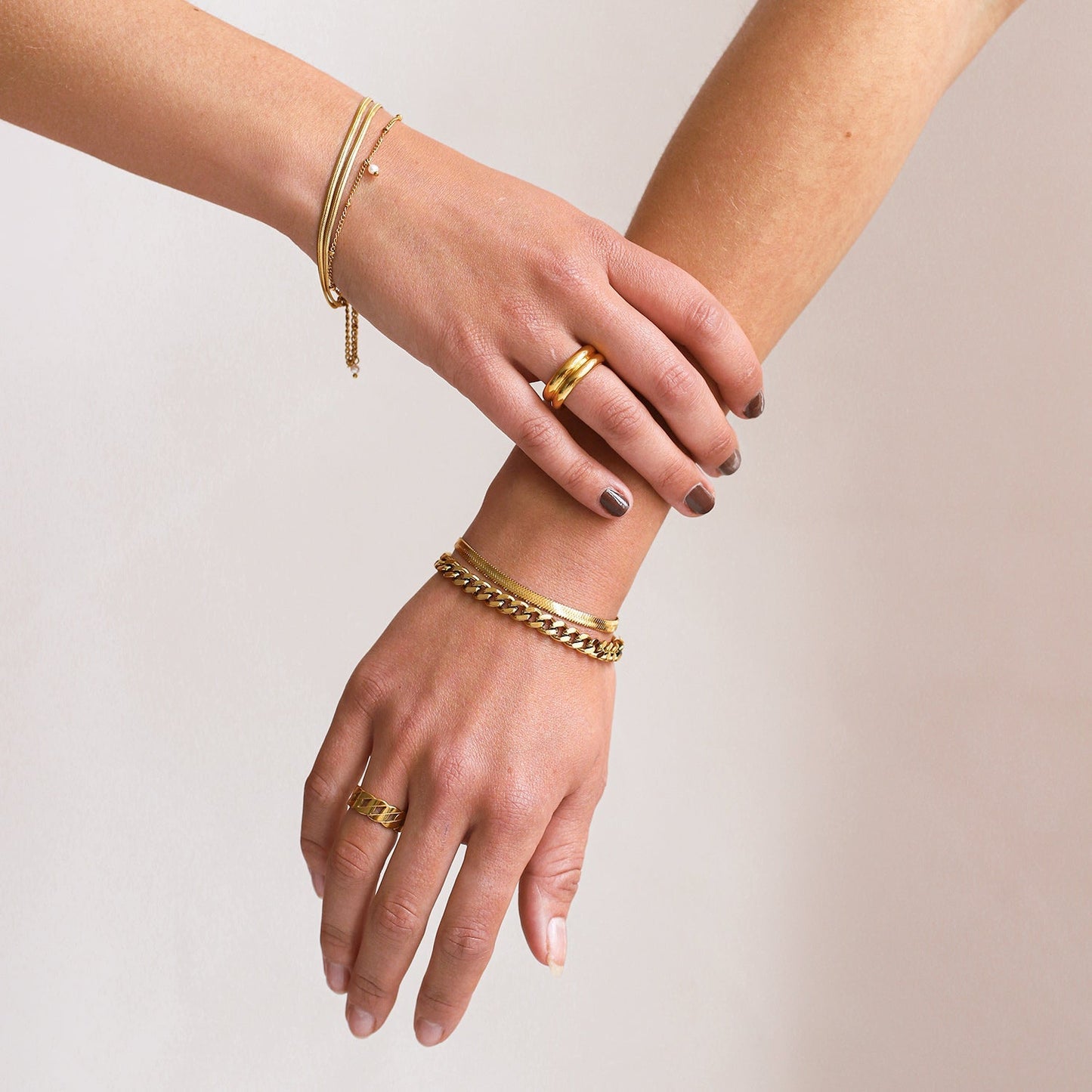 Goldfarbenes visgraatmuster Damenarmband – verstellbares Edelstahl-Armband, elegant & hypoallergen