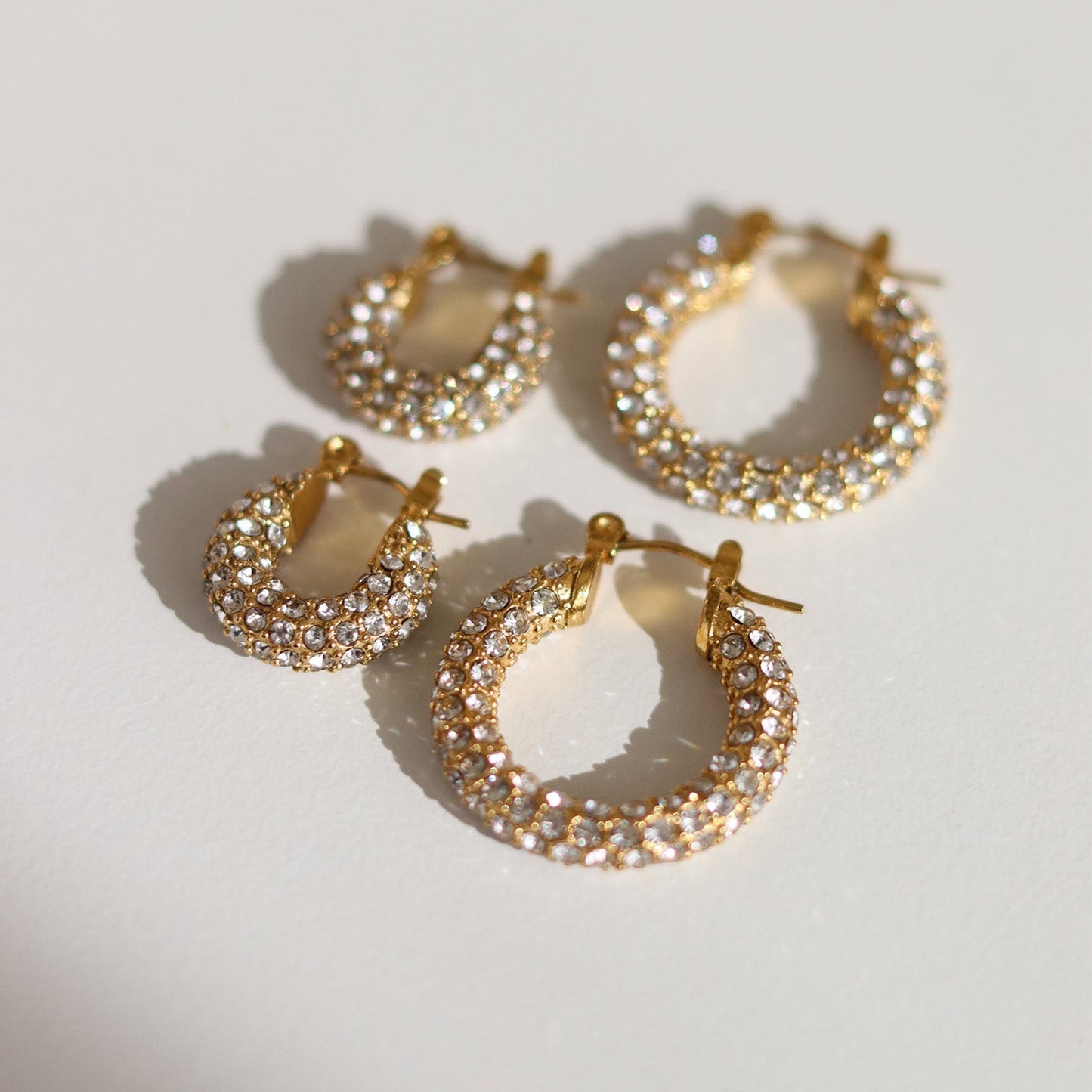 Goldfarbene Strass-Hoops Set – Statement Ohrringe mit Kristallen, 2 Größen – Glitzer Ohrschmuck für Damen