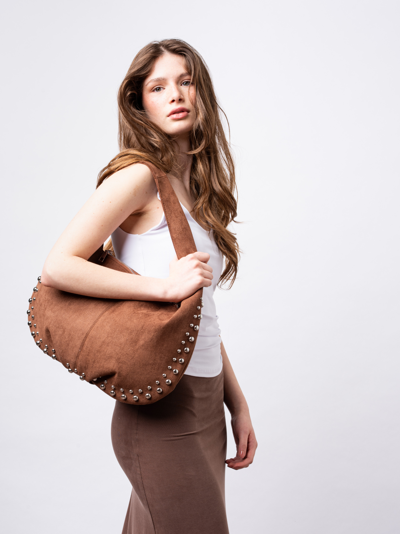 Liorra Vegane Lederschultertasche Schwarz mit Nieten – Lässig & Stilvoll