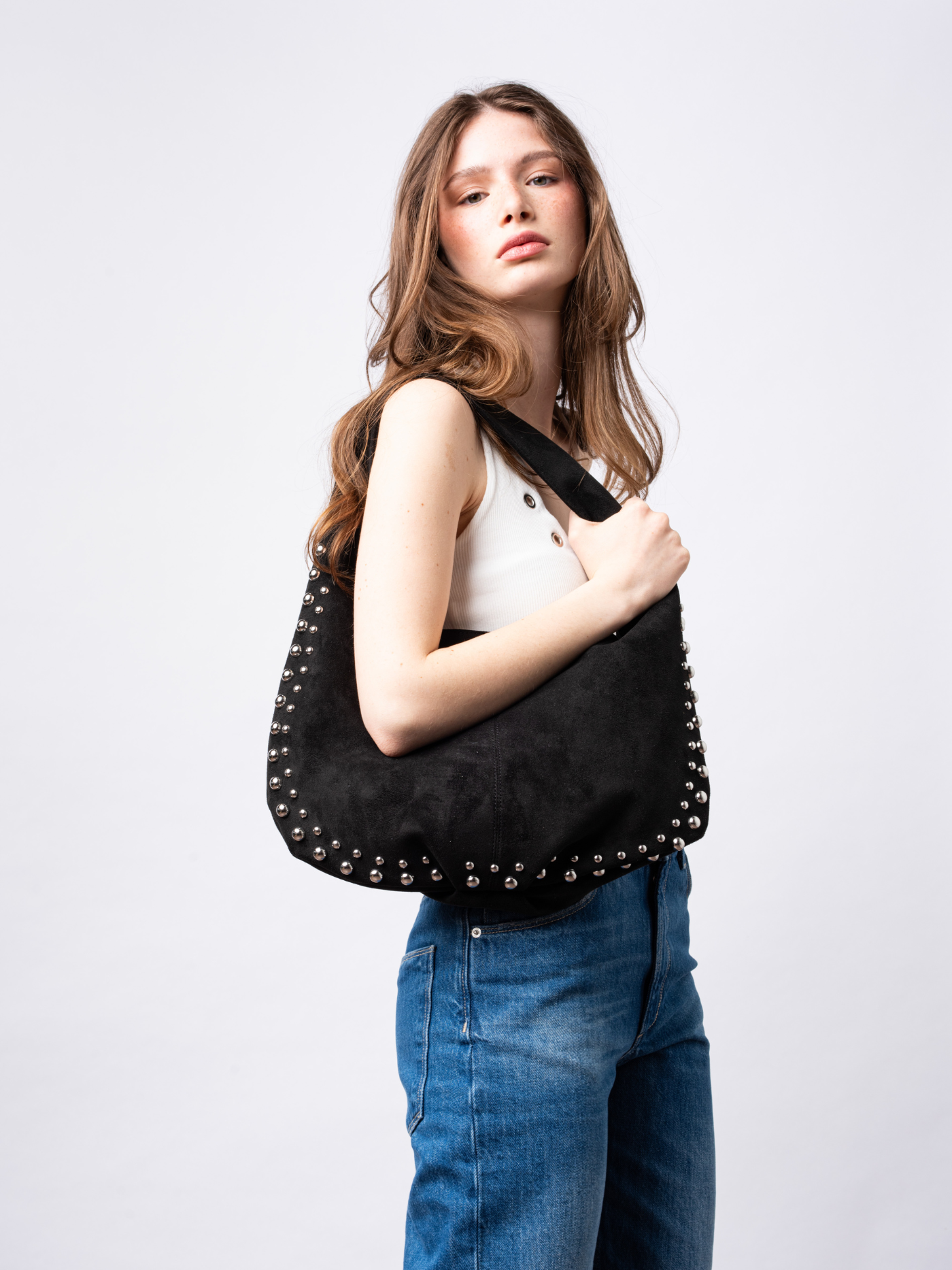 Liorra Vegane Lederschultertasche Schwarz mit Nieten – Lässig & Stilvoll