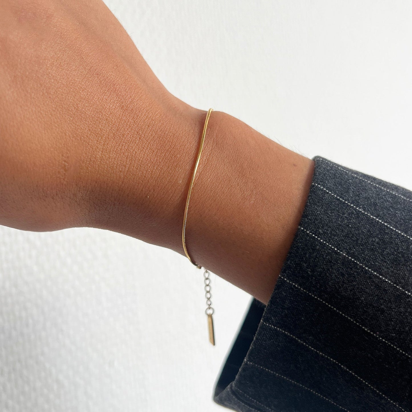 Minimalistisches dünnes Armband Gold – Hypoallergener, filigraner Edelstahl Schmuck für Damen