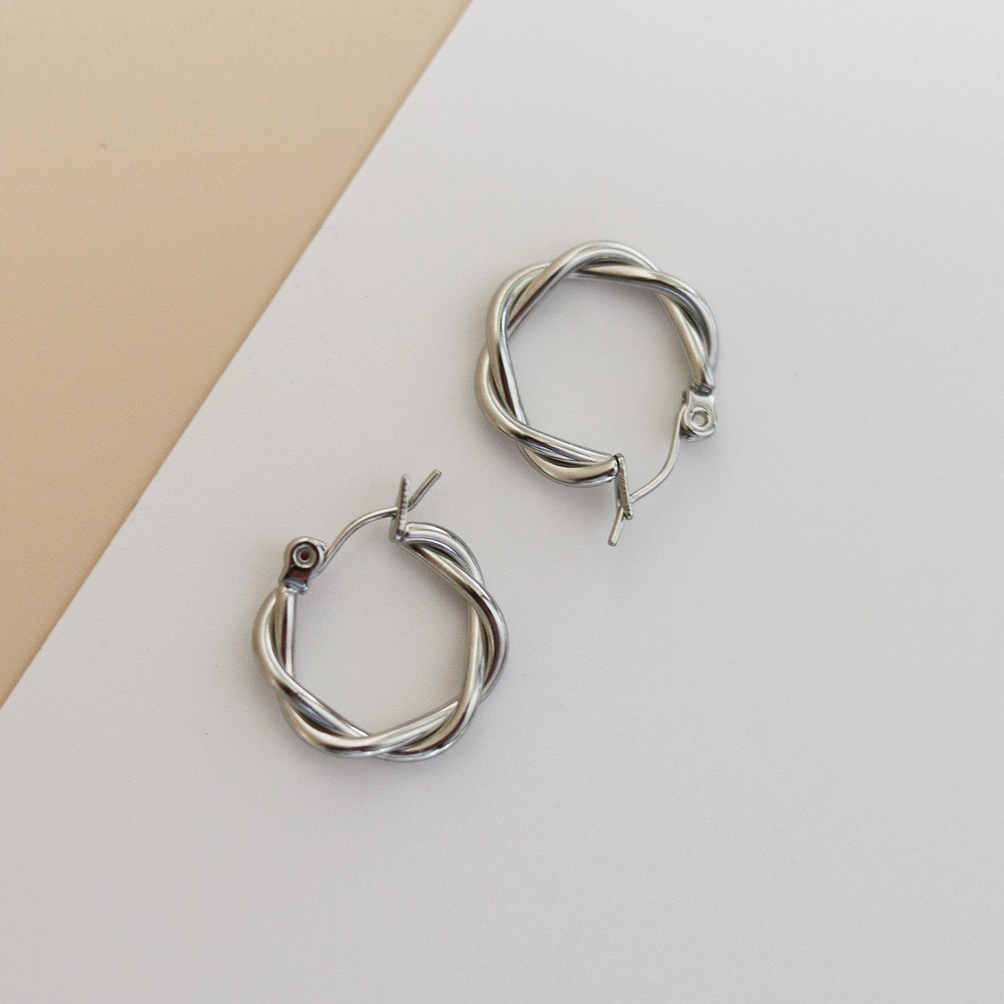 Goldene Creolen – gedrehte Twisted Hoops aus Edelstahl, nickelfrei & hypoallergen