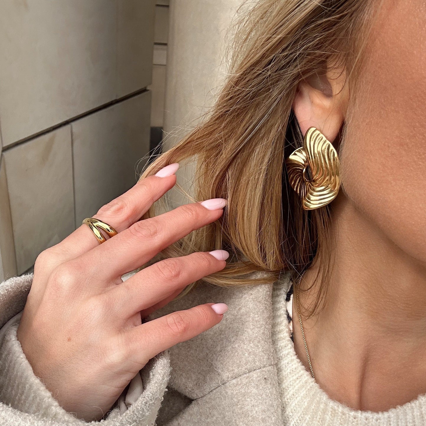 Goldene Statement-Ohrringe aus Edelstahl – Hypoallergen & nickelfrei