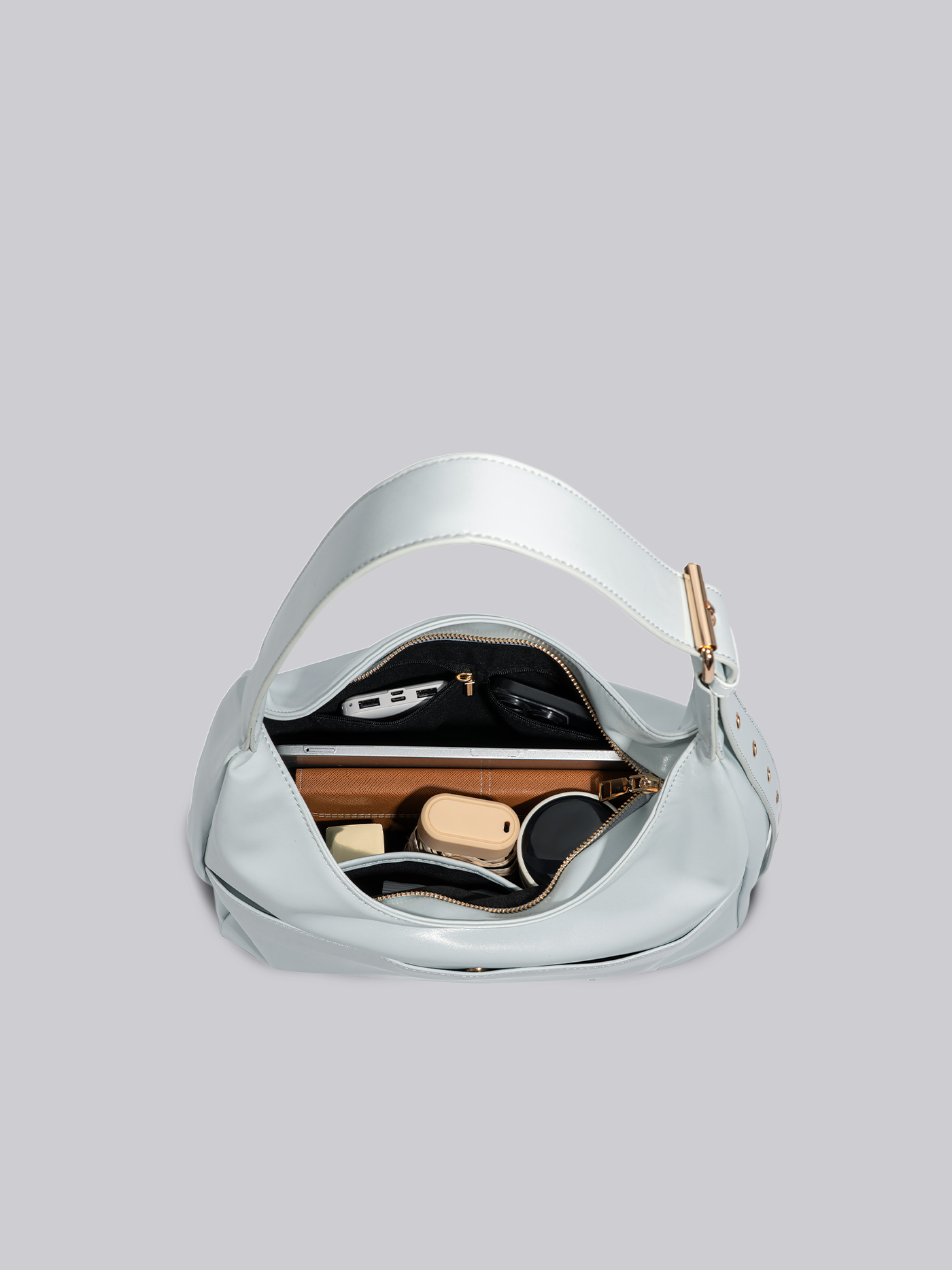 Schwarze Schultertasche Damen – Minimalistisches & geräumiges Design aus veganem Leder