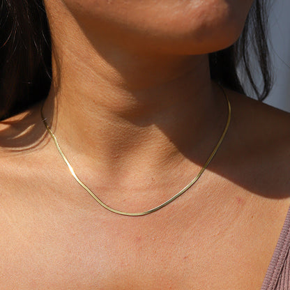 Goldfarbene Snake Chain Halskette – Minimalistisches Design, 18K Vergoldung, 45 cm – Perfekt für Layering & Alltag