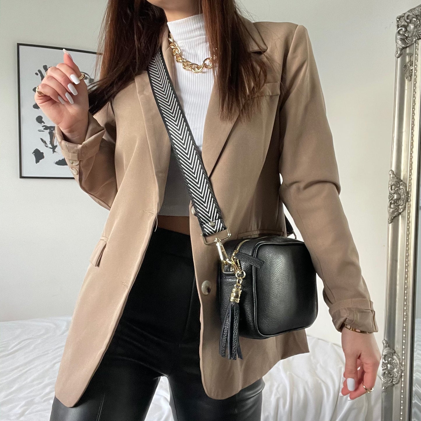 Schwarze Damen Crossbody Tasche mit verstellbarem Schulterriemen – elegantes Design mit goldenen Details
