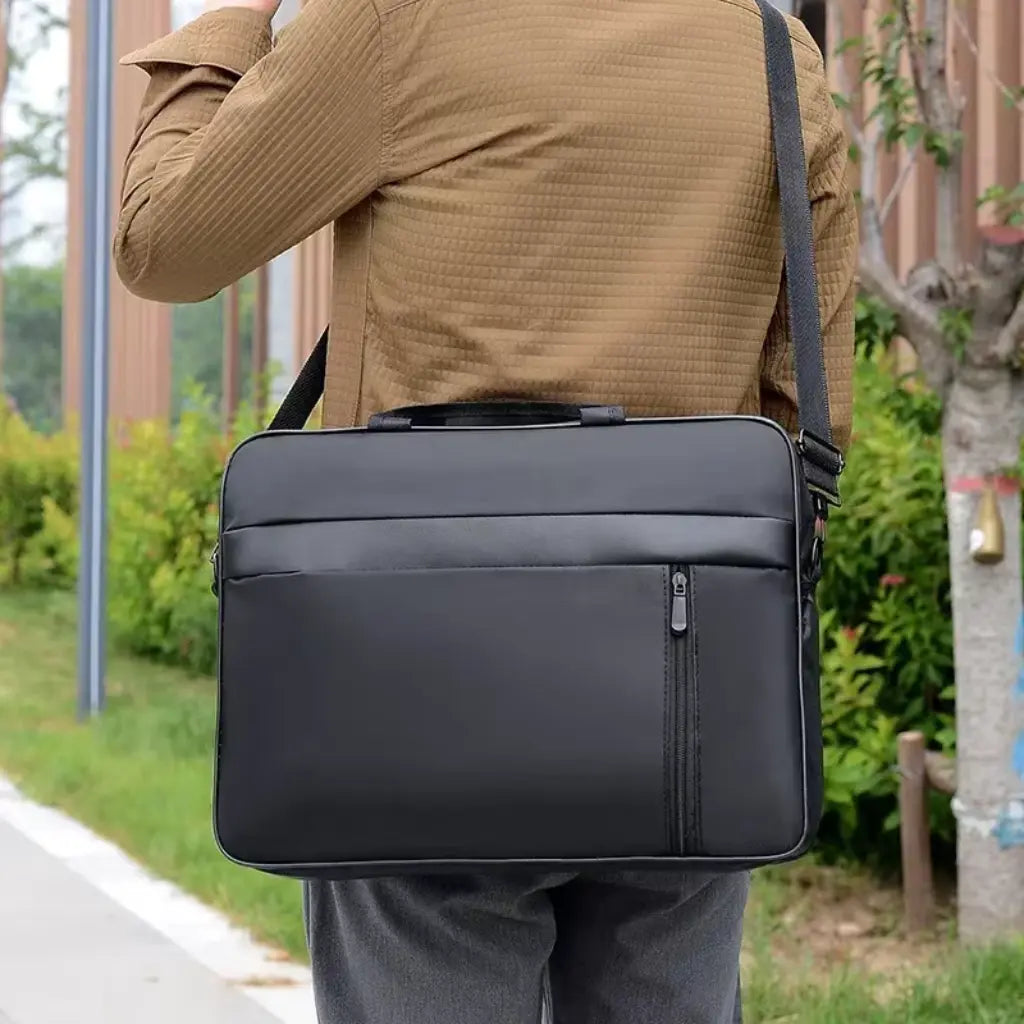 Schwarze Laptoptasche 15,6 Zoll – Minimalistisch, wasserabweisend & stoßfest