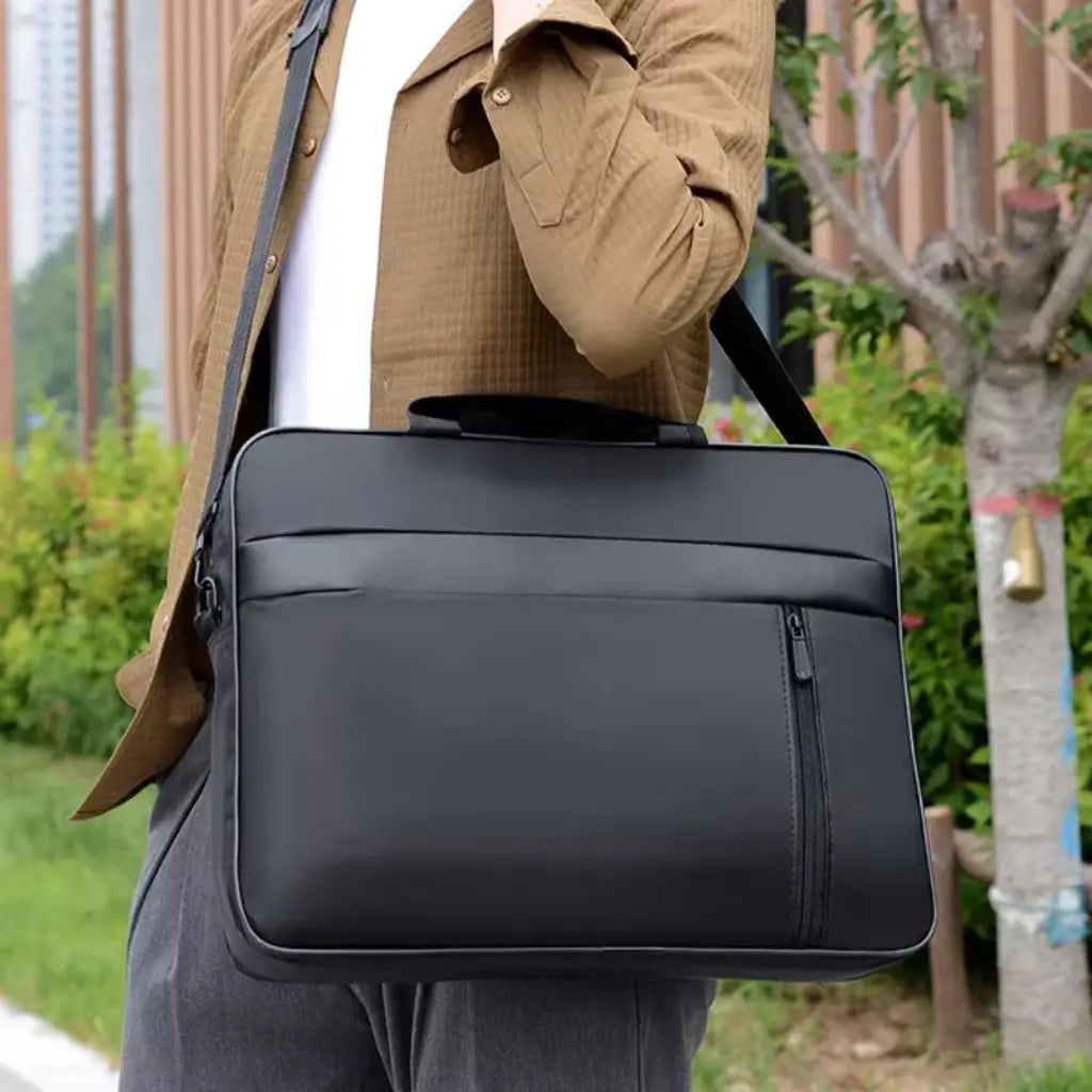 Schwarze Laptoptasche 15,6 Zoll – Minimalistisch, wasserabweisend & stoßfest
