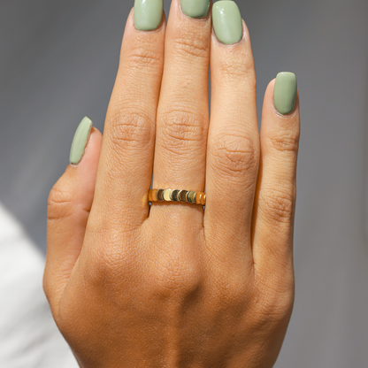 Goldfarbener minimalistischer Edelstahl-Ring mit Schaltplättchen – hypoallergen, schlicht & stilvoll