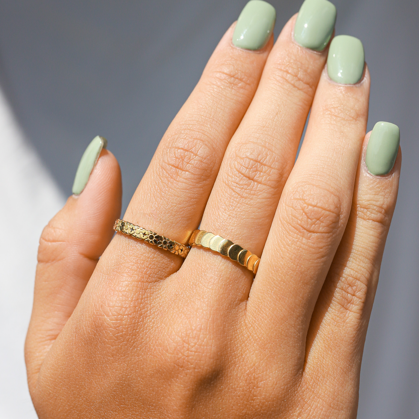 Goldfarbener minimalistischer Edelstahl-Ring mit Schaltplättchen – hypoallergen, schlicht & stilvoll