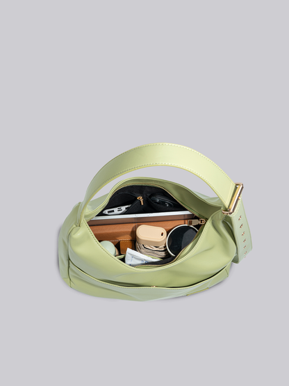 Schwarze Schultertasche Damen – Minimalistisches & geräumiges Design aus veganem Leder