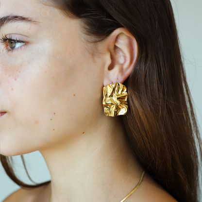 Goldene Statement-Ohrhänger mit geschmolzenem Design – Modern & Künstlerisch