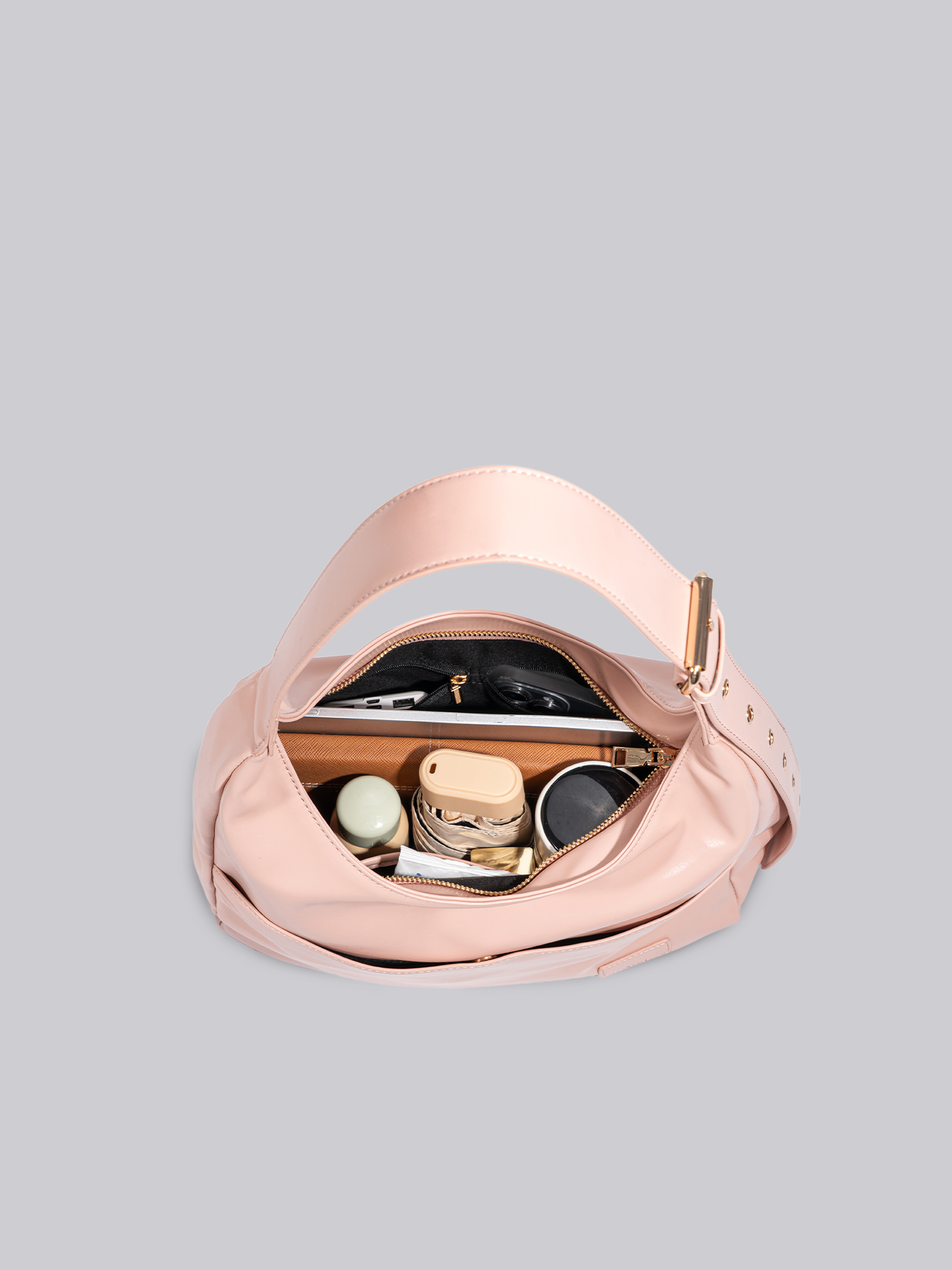 Schwarze Schultertasche Damen – Minimalistisches & geräumiges Design aus veganem Leder